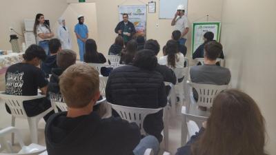 Estudantes de Guaraniaçu visitam Moinho Coprossel e conhecem processo de industrialização do trigo